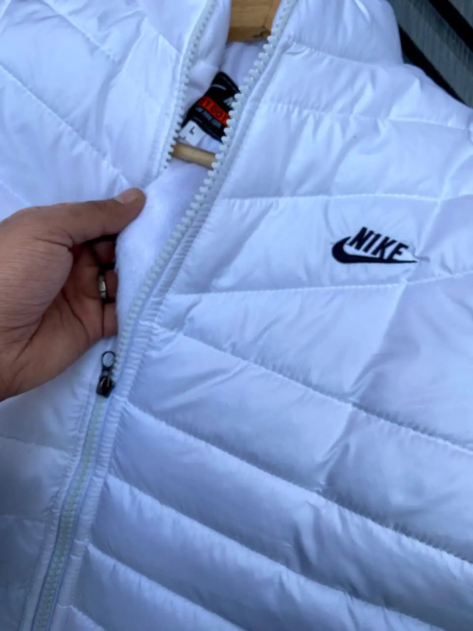 Nike White Lightweight Puffer Jacket – Insulated Winter Zip-Up Coat with Quilted Padding | Nike's Inspired